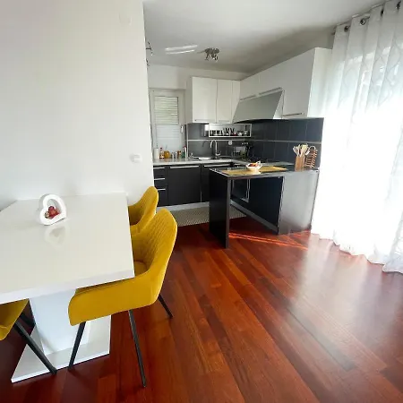 Queen Apartment *
