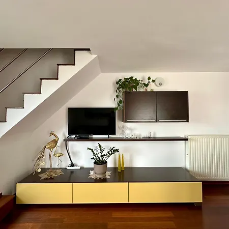 Queen Apartment *